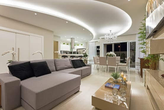 Sala com sanca curva e iluminação indireta em gesso — Curitiba e região