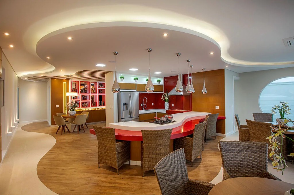 Cozinha e área gourmet com sancas curvas e spots em gesso — Curitiba e região